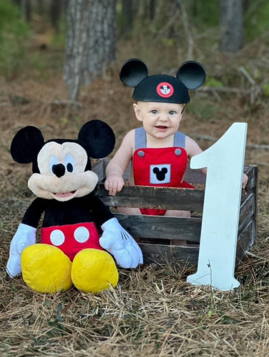 Rowen is wearing size 18M on his 1 year old birthday. 🎈